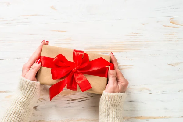 Caja de regalo de Navidad con cinta roja en la mesa de madera blanca. — Foto de Stock