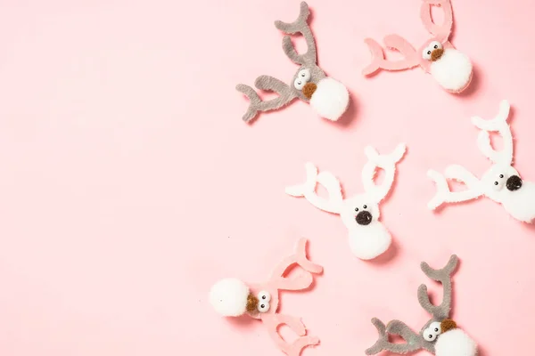 ピンクの背景でふわふわの休日の装飾. — ストック写真