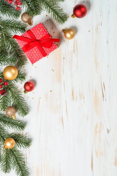 Caixa de presente de Natal com fita vermelha e decorações de férias. — Fotografia de Stock