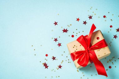 Mavi kurdeleli Noel hediyesi kutusu..