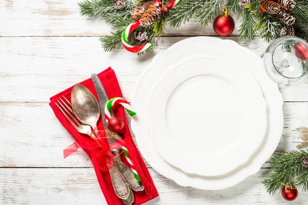 Ajuste de mesa de Navidad con decoraciones navideñas en mesa de madera blanca. — Foto de Stock