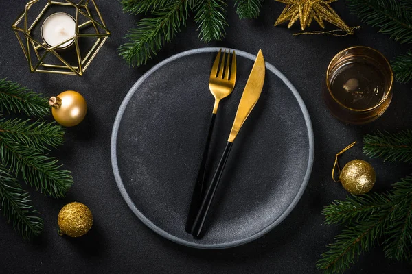 Ajuste de mesa de Navidad con decoraciones navideñas en fondo negro. — Foto de Stock