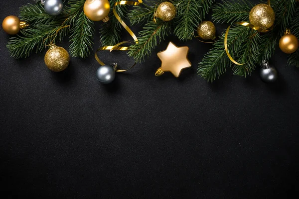 モミの木と休日の装飾と黒クリスマスの背景. — ストック写真