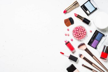 Ürünleri beyaz arkaplanda uydur.