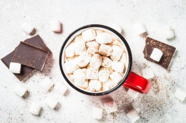 Kremalı sıcak çikolata ve beyaz masada noel kurabiyesi..