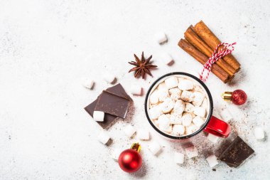 Kremalı sıcak çikolata ve beyaz masada noel kurabiyesi..