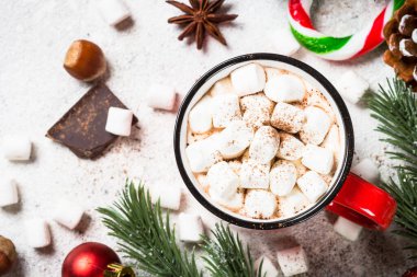 Kremalı sıcak çikolata ve beyaz masada noel kurabiyesi..