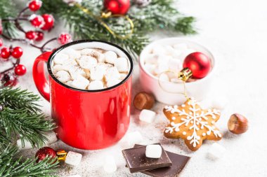 Kremalı sıcak çikolata ve beyaz masada noel kurabiyesi..