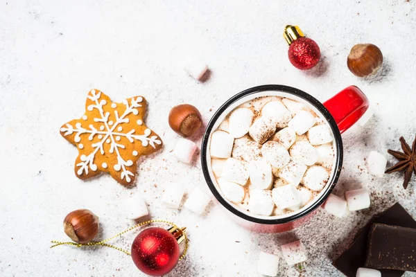 화이트 테이블에 마시멜로와 크리스마스 쿠키가 놓인 핫초코. — 스톡 사진
