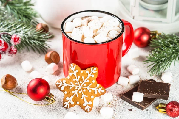 Hot chocolate with marshmallow and christmas cookies at white table. — Stock Photo, Image