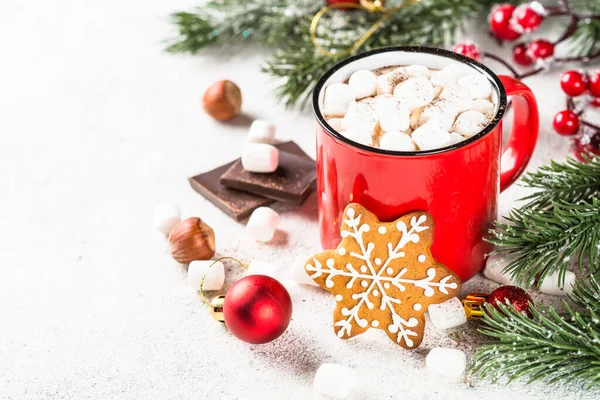 Heiße Schokolade mit Marshmallow und Weihnachtsplätzchen am weißen Tisch. — Stockfoto