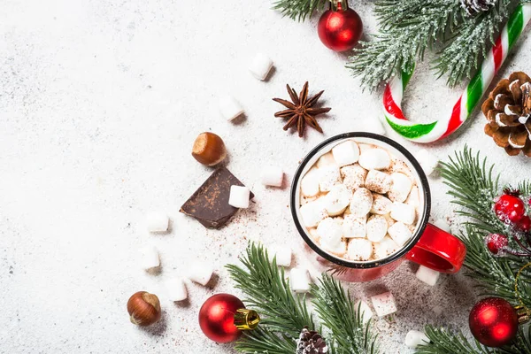 Heiße Schokolade mit Marshmallow und Weihnachtsplätzchen am weißen Tisch. — Stockfoto