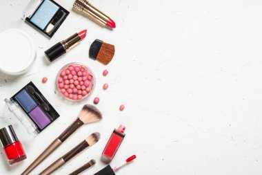 Ürünleri beyaz arkaplanda uydur.