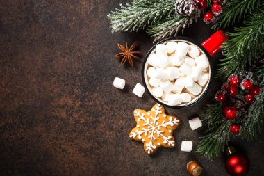 Karanlık masada Noel pastası arka planı.