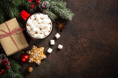 Karanlık masada Noel pastası arka planı.