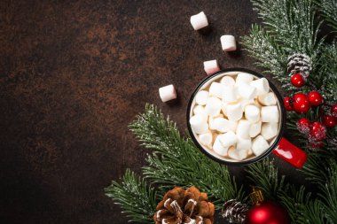Koyu masada kremalı sıcak çikolata..