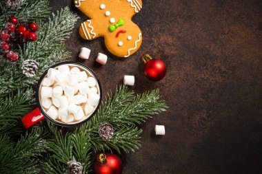 Beyaz masada sıcak çikolata ve zencefilli kurabiye..