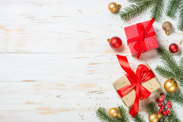 Caja de regalo de Navidad con cinta roja y decoraciones navideñas. — Foto de Stock