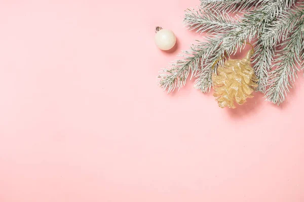 Weihnachtsdekoration auf rosa Hintergrund Draufsicht. — Stockfoto