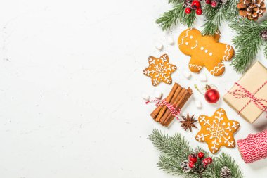 Beyaz masada Noel pastası arka planı.