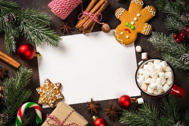 Karanlık masada Noel pastası arka planı.