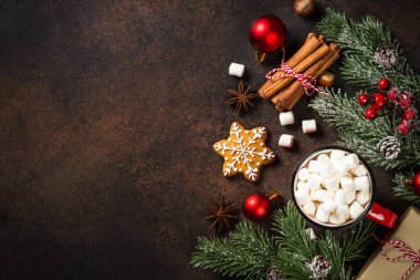 Karanlık masada Noel pastası arka planı.