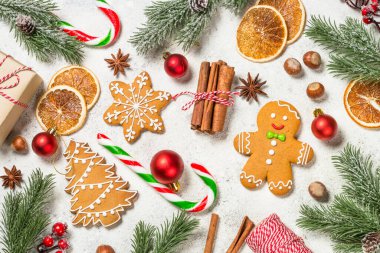 Baharatlı Noel kurabiyeleri ve beyaz masada tatil süslemeleri..