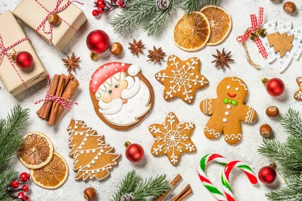 Galletas de jengibre de Navidad con especias y decoraciones navideñas en mesa blanca. —  Fotos de Stock