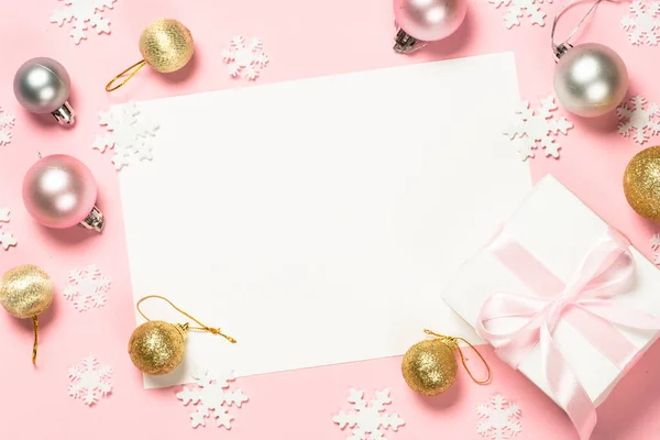 Різдвяний рожевий плоский фон з подарунковою коробкою та прикрасами . — стокове фото