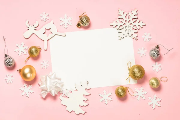 Natal rosa flat lay fundo com caixa de presente e decorações. — Fotografia de Stock