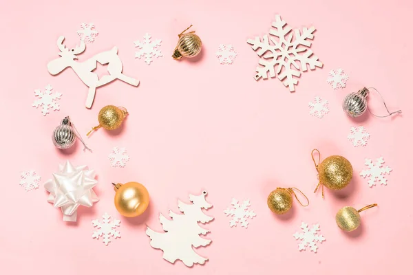 Navidad rosa plano poner fondo con decoraciones navideñas. — Foto de Stock