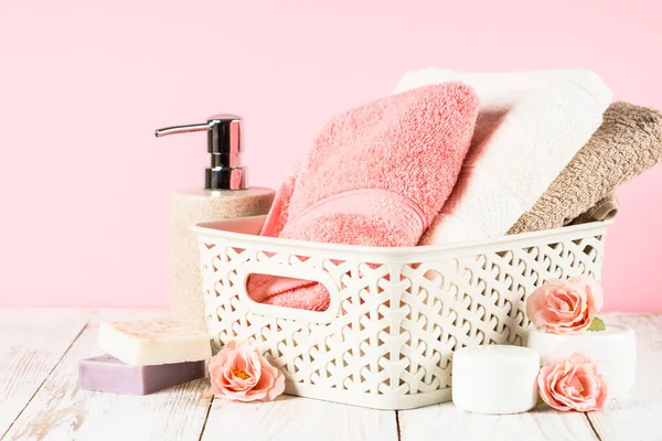 Bathroom background with towels, soapand cosmetics bottle at the table. — Stock Photo, Image