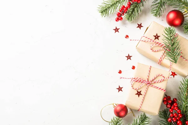 Weihnachten flach legen Hintergrund mit Geschenkbox und Dekorationen. — Stockfoto