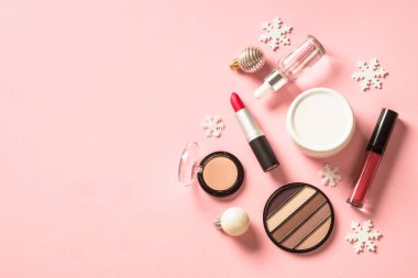 Ürünleri ve Noel süslemelerini pembede yap.