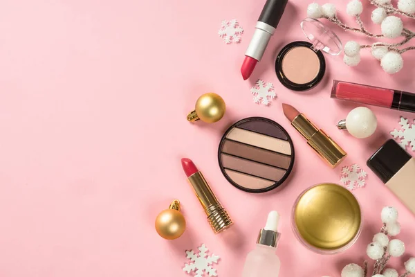 Produits de maquillage et décorations de Noël en rose. — Photo