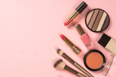 Ürünleri pembe arkaplan görünümünde uydur.