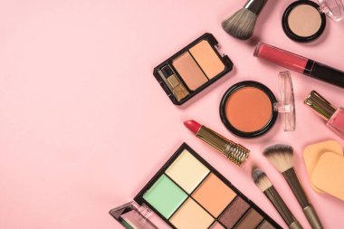 Ürünleri pembe arkaplan görünümünde uydur.