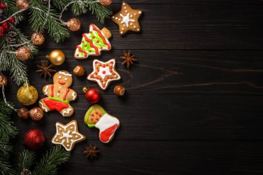 Noel zencefilli ekmeği tabakta Baharatlar ve süslemeler koyu ahşap masada.