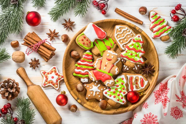 Pan de jengibre de Navidad en el plato con especias y decoraciones en mesa de madera blanca. —  Fotos de Stock