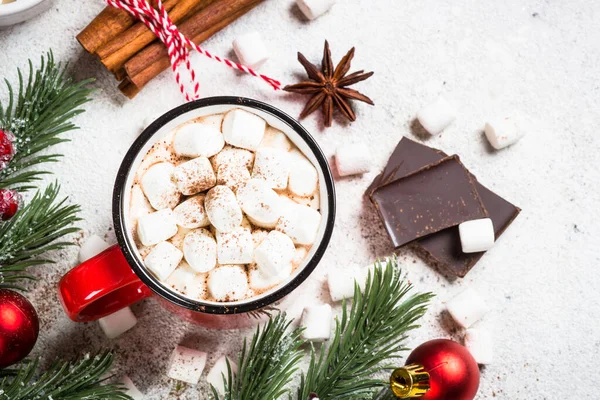 화이트 테이블에 마시멜로와 크리스마스 쿠키가 놓인 핫초코. — 스톡 사진