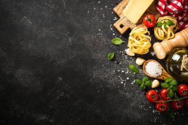 Siyah arkaplan görünümünde makarna içeriği.