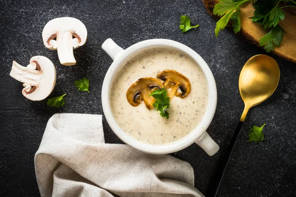 Kara taş masadaki mantar çorbası..