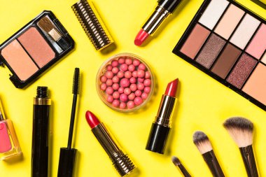 Renk arka planında profesyonel makyaj malzemesi.