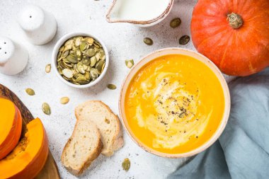 Beyaz kasede kremalı balkabağı çorbası..