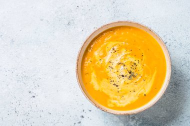 Beyaz kasede kremalı ve zencefilli kabak çorbası..