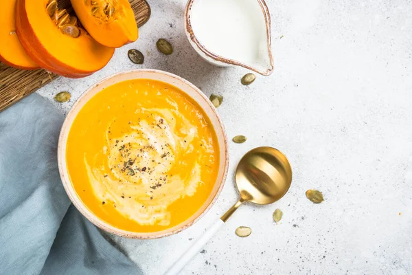 Purée de soupe de citrouille à la crème dans un bol blanc. — Photo