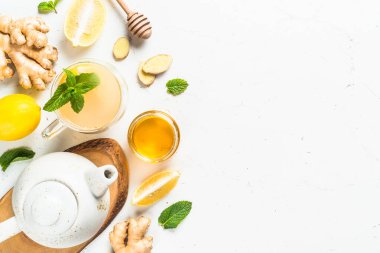 Beyaz masada limonlu zencefil çayı.