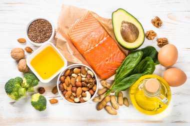 Keto diyet gıda malzemeleri. Sağlıklı gıda ürünleri beyaz arka plan görünümünde.