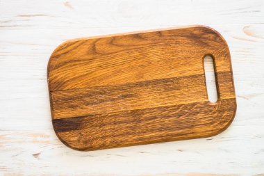 Beyaz masada tahta kesme tahtası.