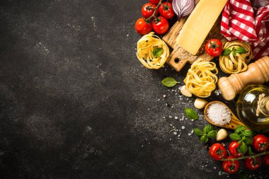 Beyaz mutfak masasında İtalyan yemek geçmişi.